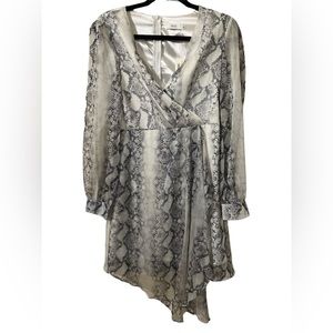 70•F/ 21•C V-neck Printed Dress